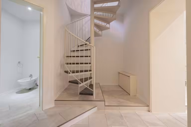 Diese Treppe trennt die Wellness Oase vom Wohn/Essbereich