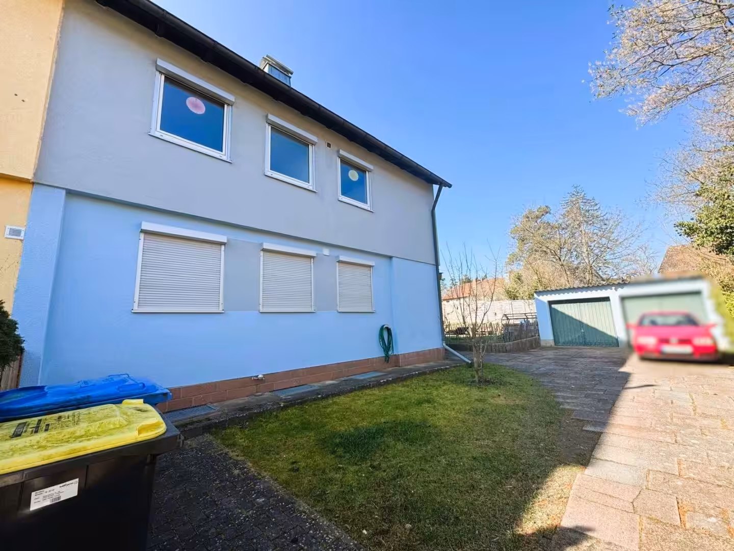 Haus Vorderseite mit Doppelgarage